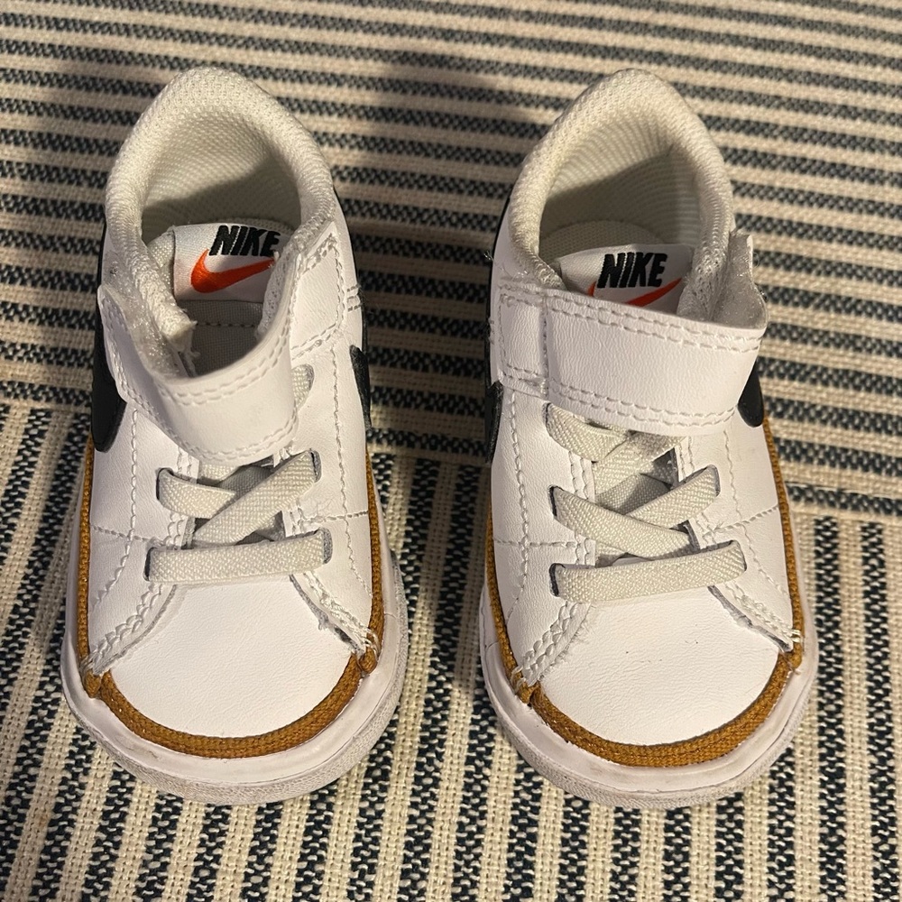 Nike legacy court, toddler size 4